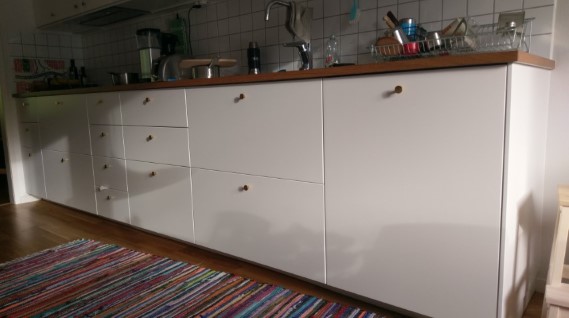 Ny köksbänk med vita lådfronter och virrvarr-skiva